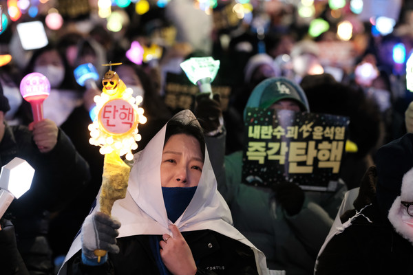 ▲ 지난 13일 국회 앞에서 열린 탄핵촉구 촛불집회. < 정기훈 기자>