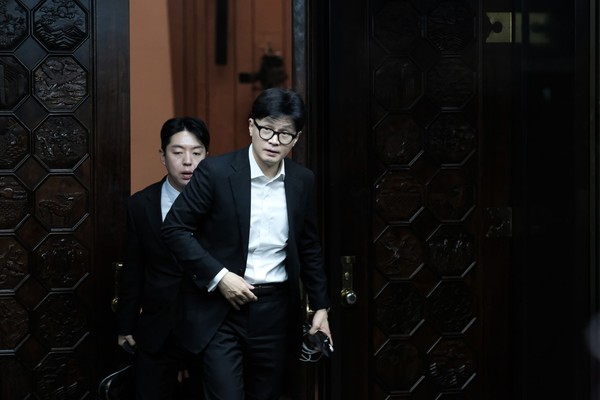 ▲ 한동훈 대표가 14일 국민의힘 의원총회가 열리고 있는 회의장에서 나오고 있다.
