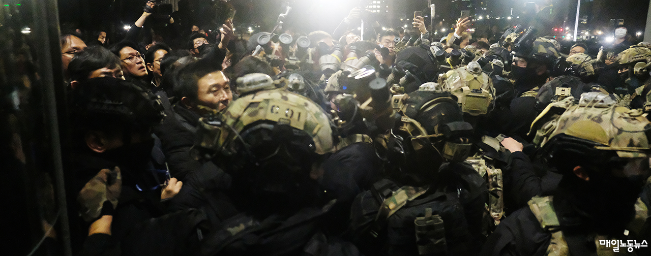 ▲ 늦은 밤, 헬리콥터가 날았고, 어둠이 내려왔다. 지난 3일 계엄군이 국회 본관에 진입하려고 하자, 시민과 당직자, 보좌진 등이 이를 막고 있다.