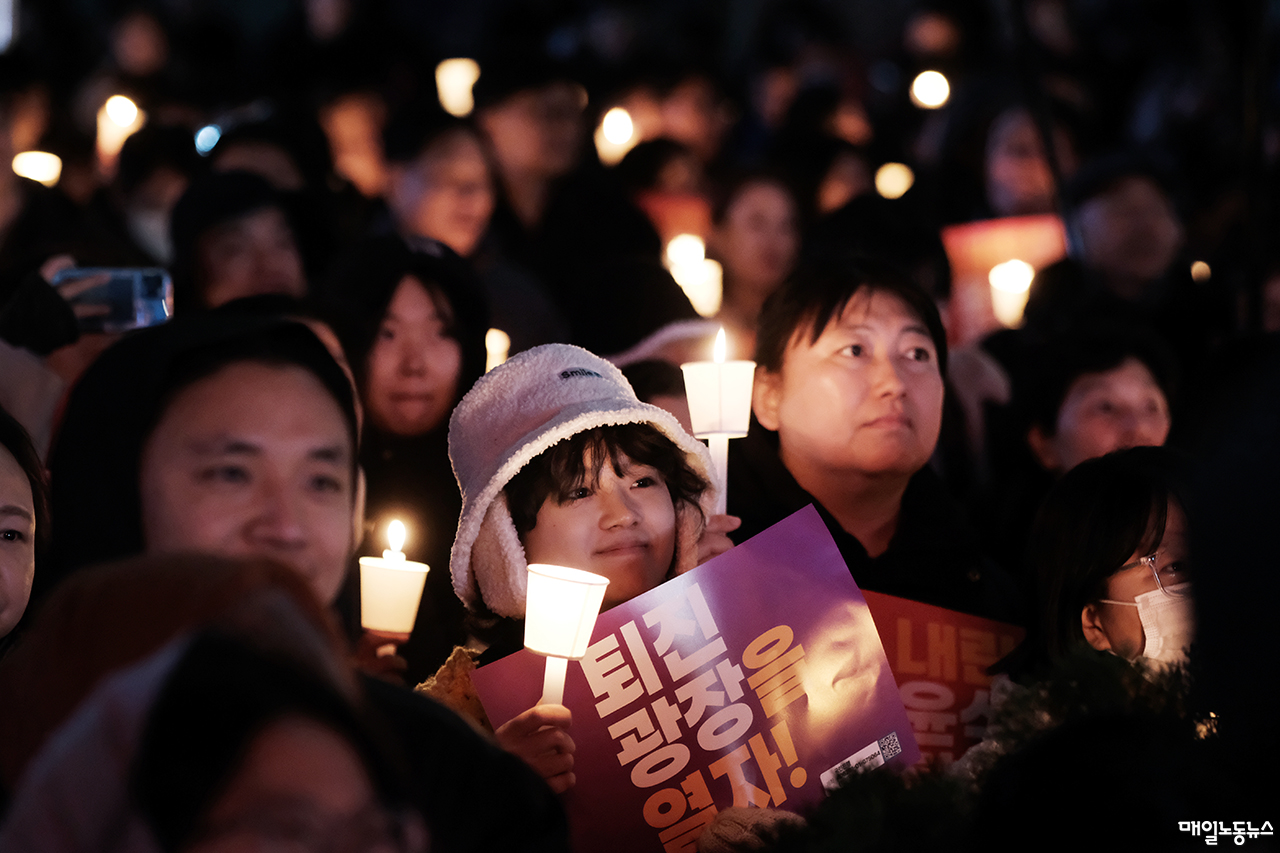▲ 비상계엄에 잠들지 못한 시민들이 지난 4일 저녁 광화문 동화면세점 앞에서 퇴진 촛불을 밝히고 있다.