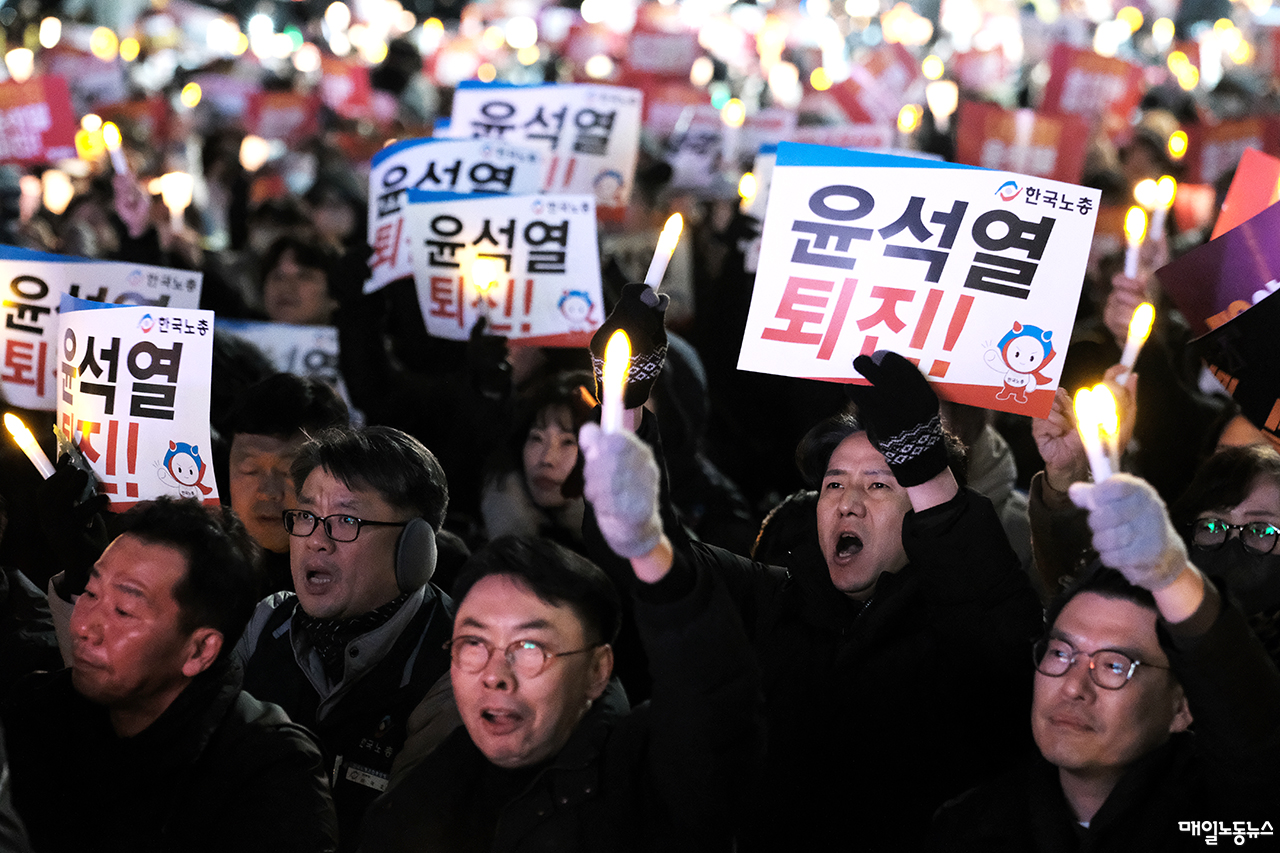 ▲ ‘이것이 신식 촛불이라고’, 국회 앞 촛불행동이 이어졌다. 지난 6일 집회에 나온 노동자들이 엘이디 촛불을 들고 윤석욜 퇴진을 외치고 있다.