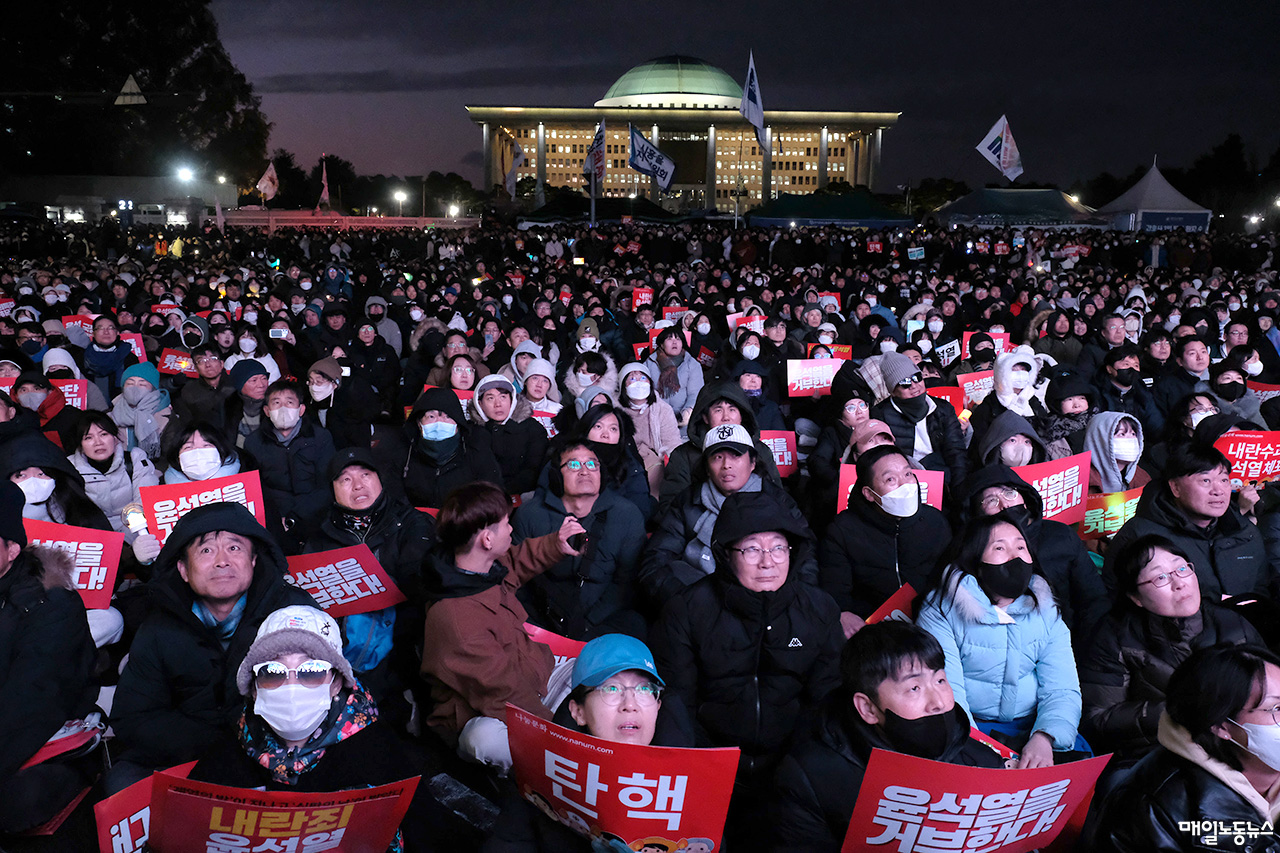 ▲ 지난 7일 1차 탄핵안 표결 당시 국회 앞에 모인 노동자 시민들이 투표 불성립 결과를 지켜보고 있다. 분노한 시민의 함성이 국민의힘을 향했다.