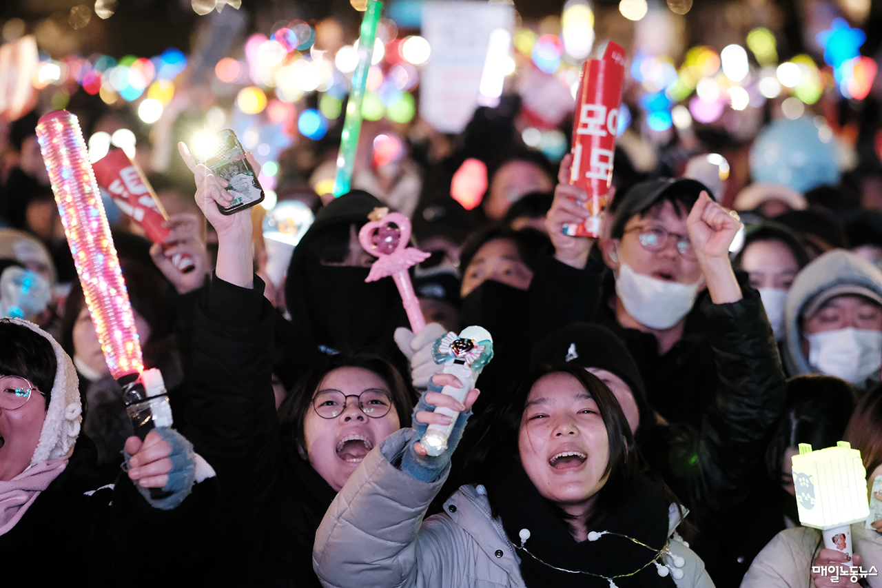 ▲ 지난 14일 2차 탄핵안 표결 당시 국회 앞에 모인 시민들이 각양각색 응원봉을 들고 환호하고 있다.