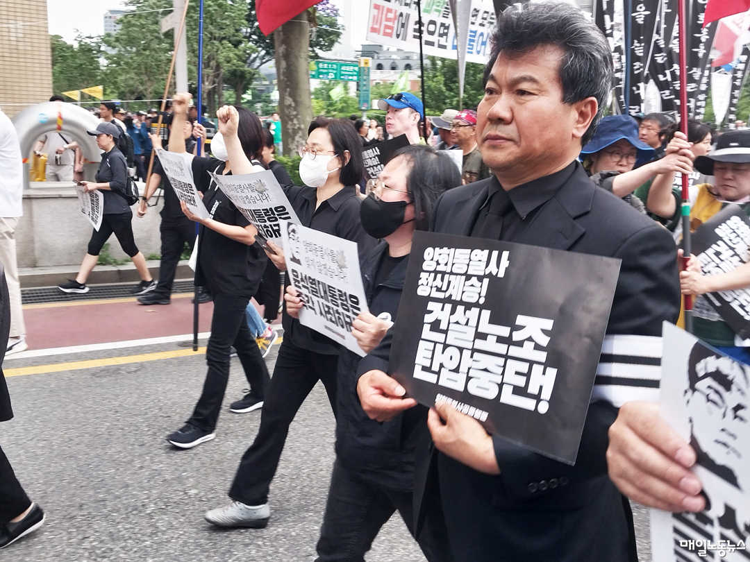 지난해 6월17일 오후 서울 종로구 파이낸스빌딩 앞에서 열린 양회동 열사 범시민 추모제를 마치고 서울대병원 장례식장 방향으로 행진하는 고 양회동 건설노조 강원건설지부 3지대장의 형 양회선씨의 모습. <자료사진 이재 기자>
