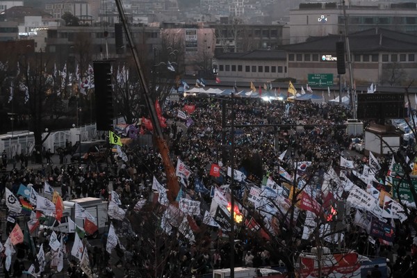 ▲ ‘윤석열 즉각 퇴진·사회 대개혁 비상행동’의 3차 긴 급 집중행동. <정기훈 기자>