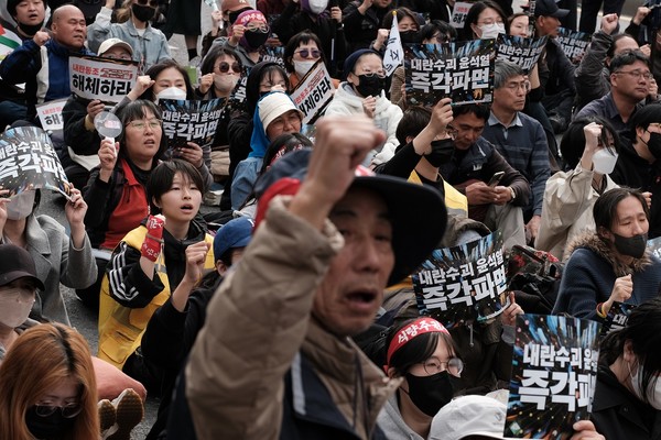 ▲ 농민들의 트랙터 시위를 응원하기 위해 남태령을 찾아온 시민들이 윤석열 파면 구호를 함께 외치고 있다. <정기훈 기자>