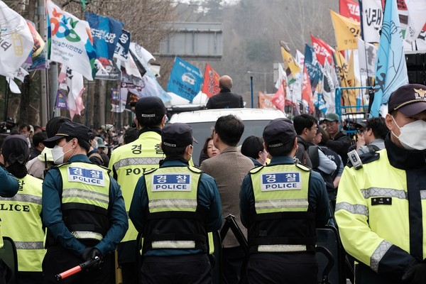 ▲ 경찰이 농민들의 트랙터 행진을 막고 있다. 