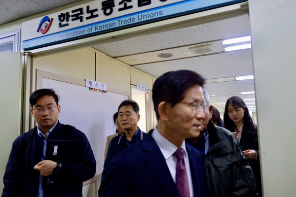 ▲ 대선 출마를 선언한 김문수 고용노동부 장관이 10일 한국노총을 방문한 뒤 돌아가고 있다. 