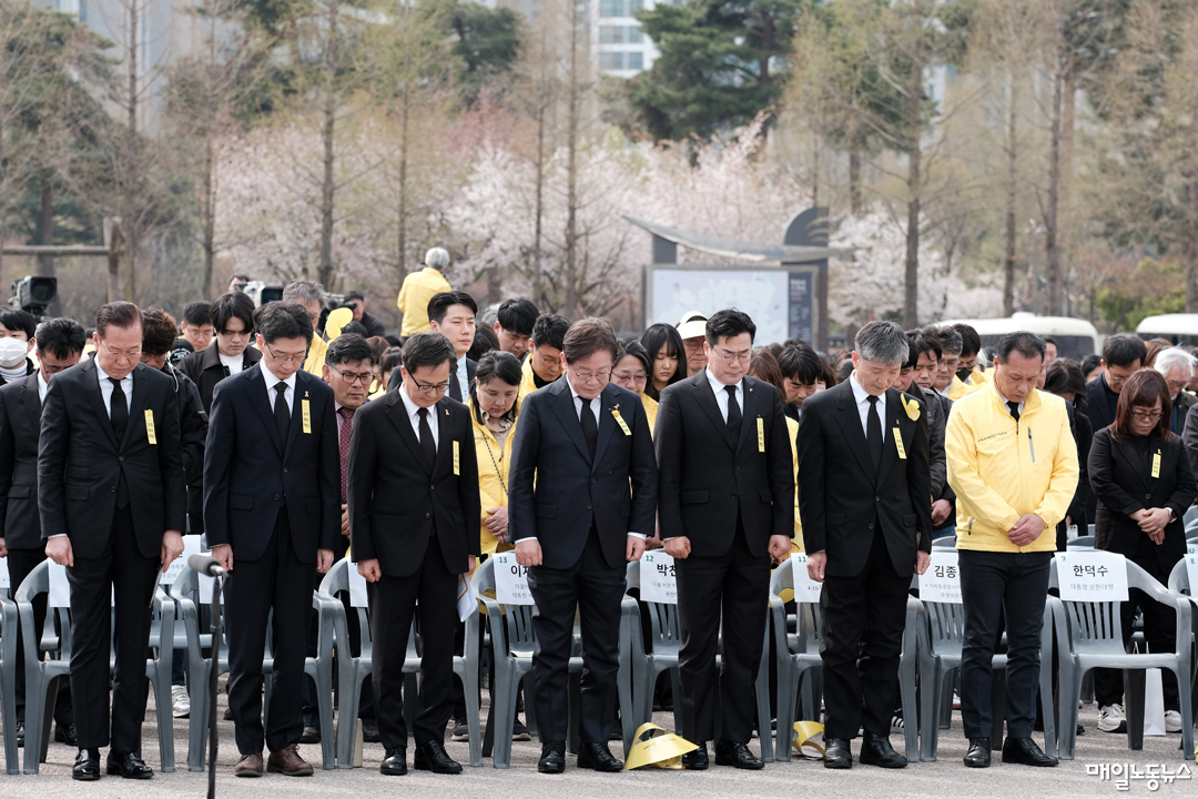 ▲ 16일 오후 경기 안산 화랑유원지에서 열린 세월호참사 11주기 기억식에서 참석자들이 묵념하고 있다. 한덕수 대통령권한대행 국무총리의 자리가 비어 있다. <정기훈 기자>