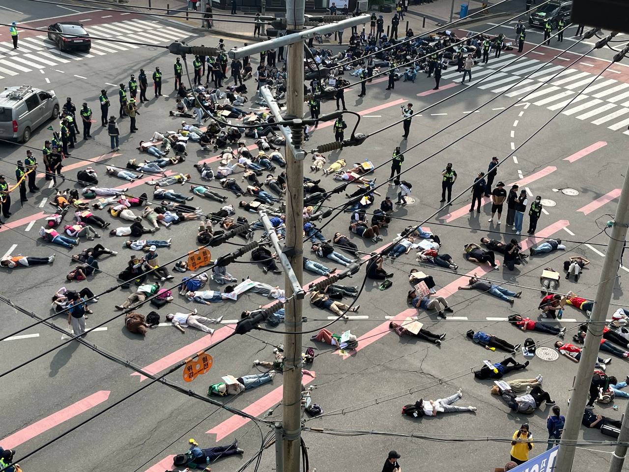 ▲ 31일 오후 태안버스터미널 앞에서 5·31 정의로운 전환을 위한 노동자·시민 대행진 참가자들이 다이인 상징의식을 벌이고 있다. <정소희 기자>