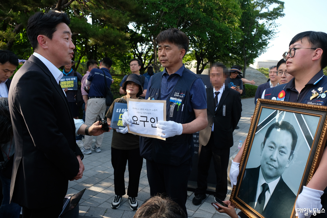 ▲ ‘태안화력 김충현 비정규직 노동자 사망사고 대책위원회’가 6일 오후 추모문화제를 진행한 뒤 용산 대통령실까지 행진해 강훈식 대통령 비서실장에게 요구안을 전달하고 있다. <정기훈 기자>