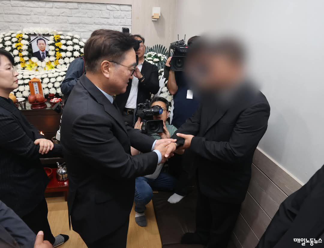 ▲ 우원식 국회의장이 태안화력발전소에서 홀로 작업하다 기계에 끼여 숨진 하청노동자 고 김충현씨의 빈소를 방문해 유족을 위로하고 있다. <국회의장실>