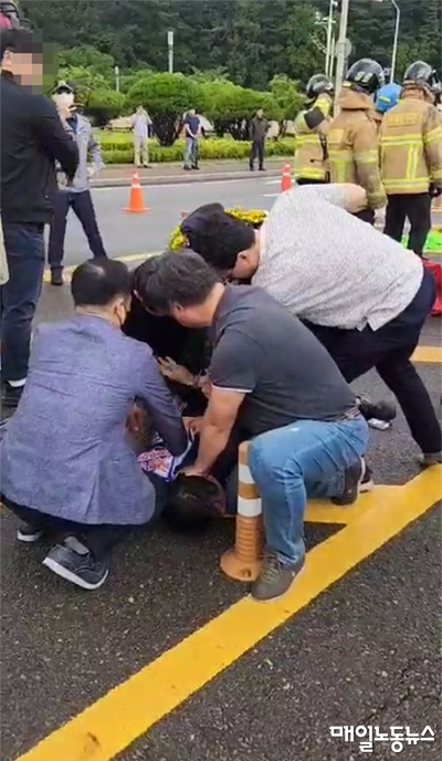 2023년 5월30일 김만재 당시 금속노련 위원장이 경찰들에게 연행되고 있다. <금속노련>