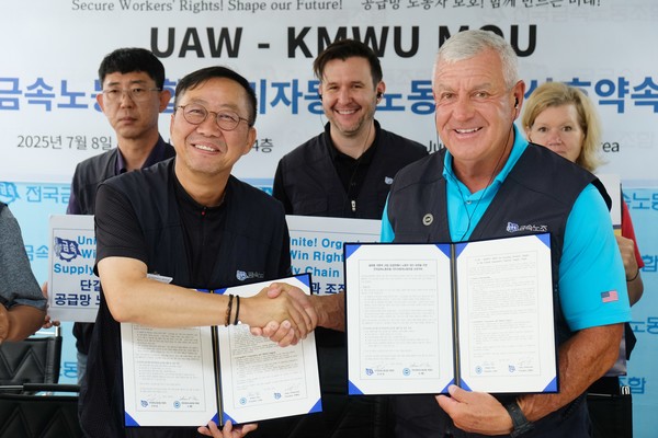 장창열 금속노조 위원장과 티모시 스미스(Timothy Smith) 전미자동차노조(UAW) 8지역본부장이 8일 오전 서울 중구 금속노조 회의실에서 상호약속을 체결한 뒤 악수하고 있다. <정기훈 기자>