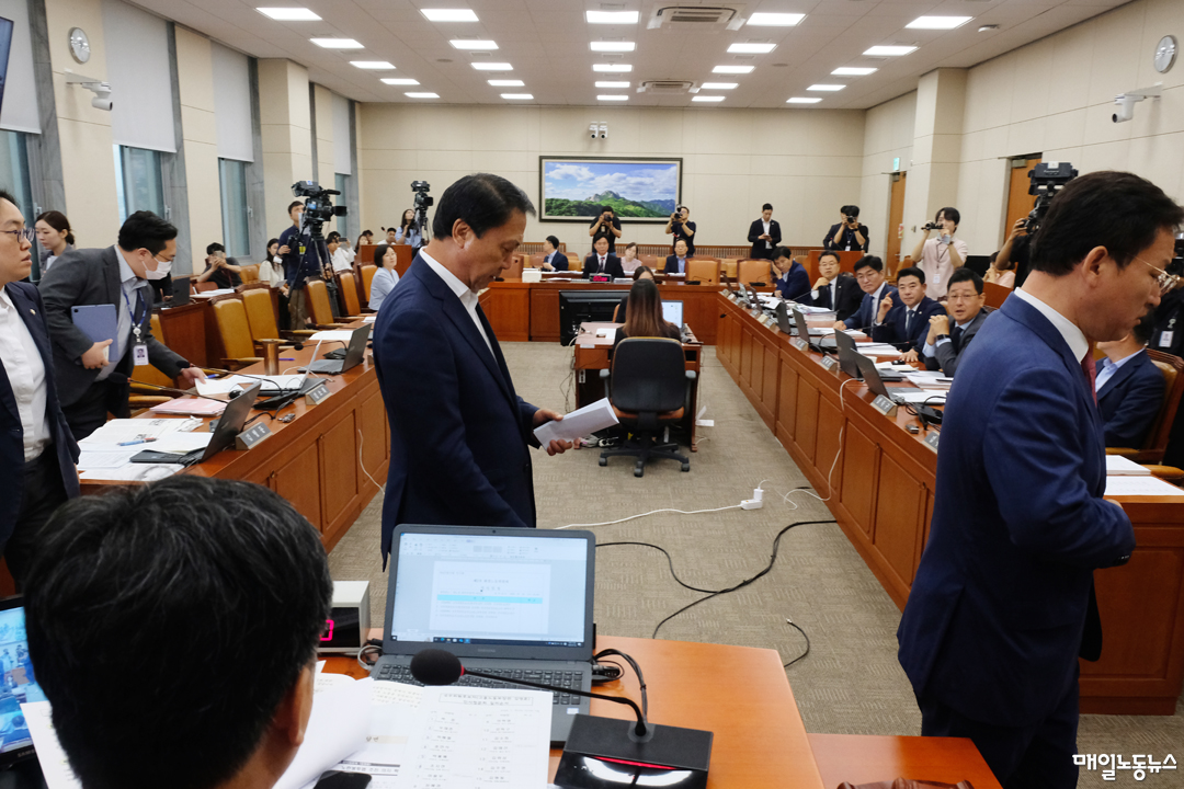 ▲ 환경노동위원회 국민의힘 의원들이 16일 김영훈 고용노동부 장관 후보자 인사청문회에서 김 후보자의 대북 인식 문제에 항의하며 회의장을 떠나고 있다. <정기훈 기자>