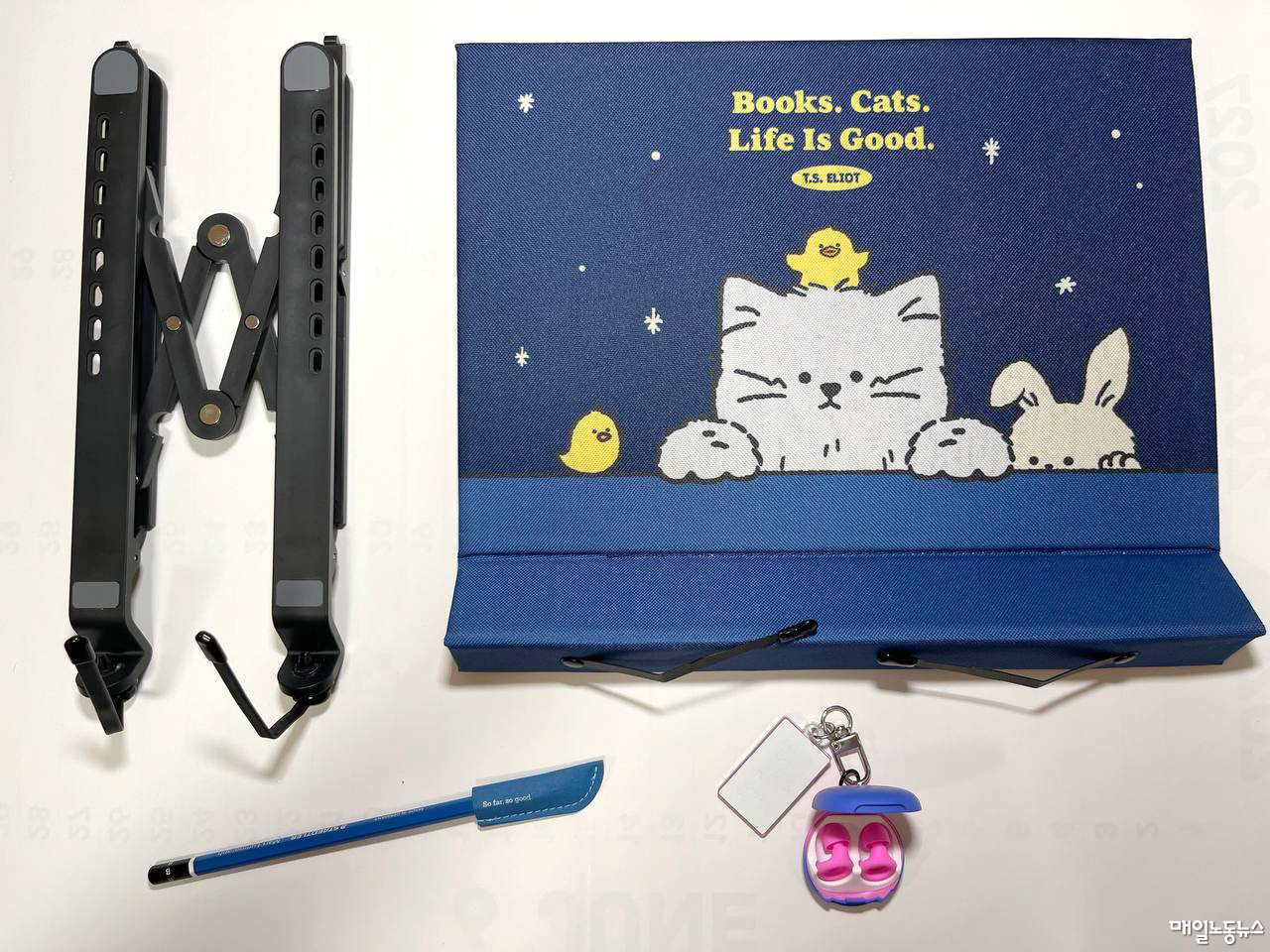 ▲ 휴대용 독서대와 연필, 집중을 위한 귀마개. <정소희 기자>