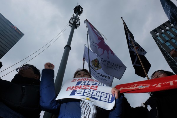 ▲ 노조법2·3조개정운동본부와 연대단체 회원들이 지난 3월 서울 중구 한화 본사 앞 김형수 거제통영고성조선하청지회장의 철탑 농성장 앞에서 한화오션이 교섭에 나설 것을 촉구하는 기자회견을 하고 있다.  <자료사진 정기훈 기자>