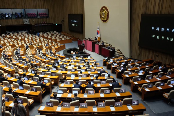 21일 국회 본회의에서 방송 3법 중 마지막인 한국교육방송공사법(EBS법) 개정안이 상정되고 무제한 토론이 이어지고 있다.