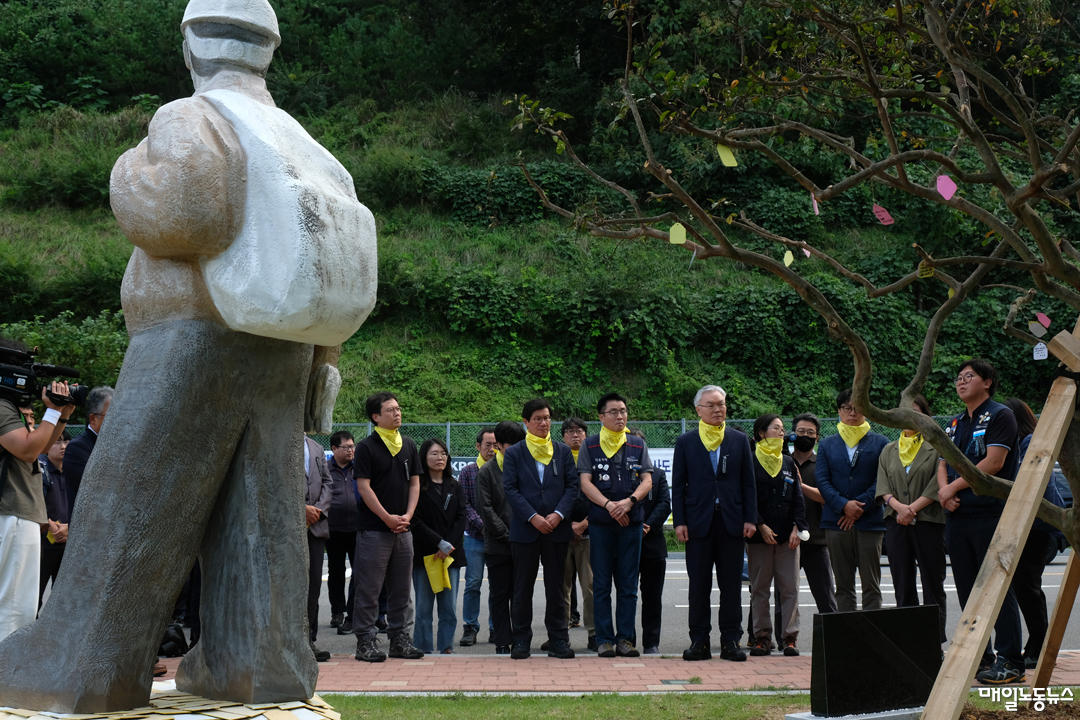 ▲ 고 김충현 사망사고 재발방지를 위한 발전산업 고용안전 협의체 위원들이 18일 한국서부발전 태안화력본부 정문 앞 고 김충현 노동자와 고 김용균 노동자의 추모 조형물 앞에서 묵념하고 있다. <정기훈 기자>