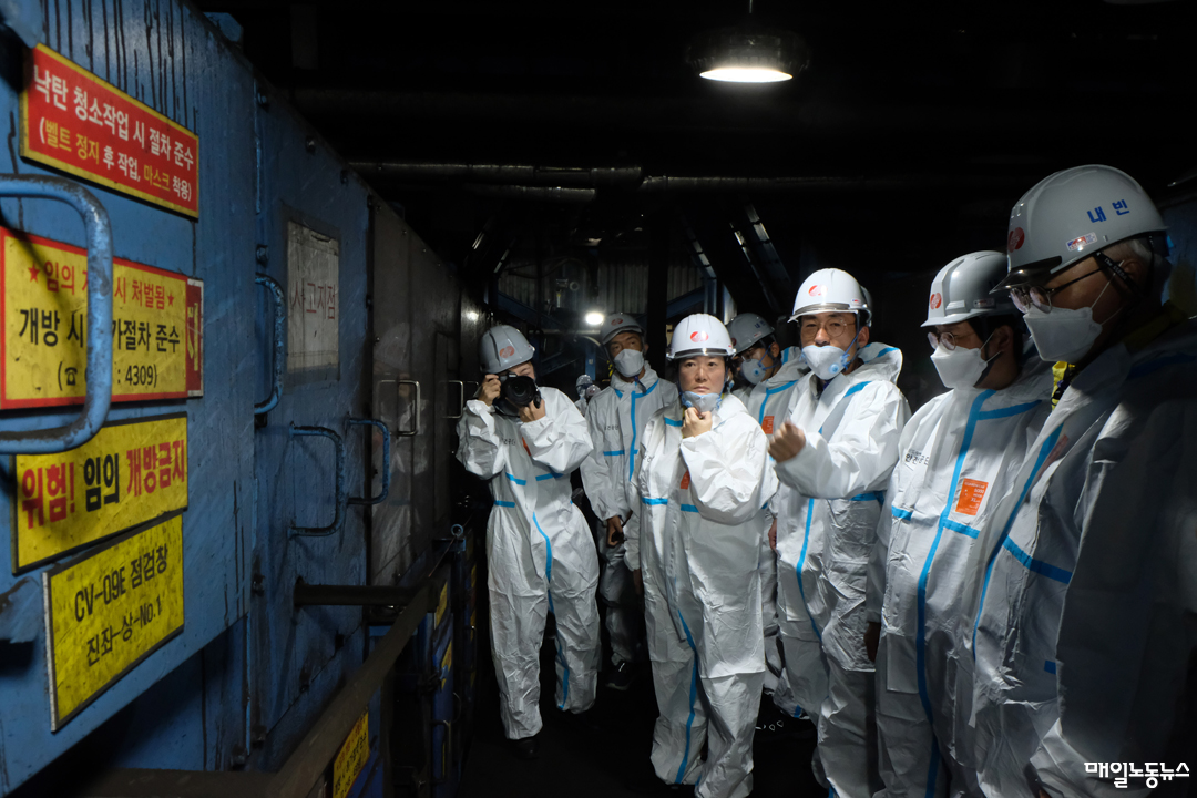 ▲ 고 김충현 사망사고 재발방지를 위한 발전산업 고용안전 협의체가 18일 고 김용균씨 사망사고 현장을 살펴보고 있다. <정기훈 기자>