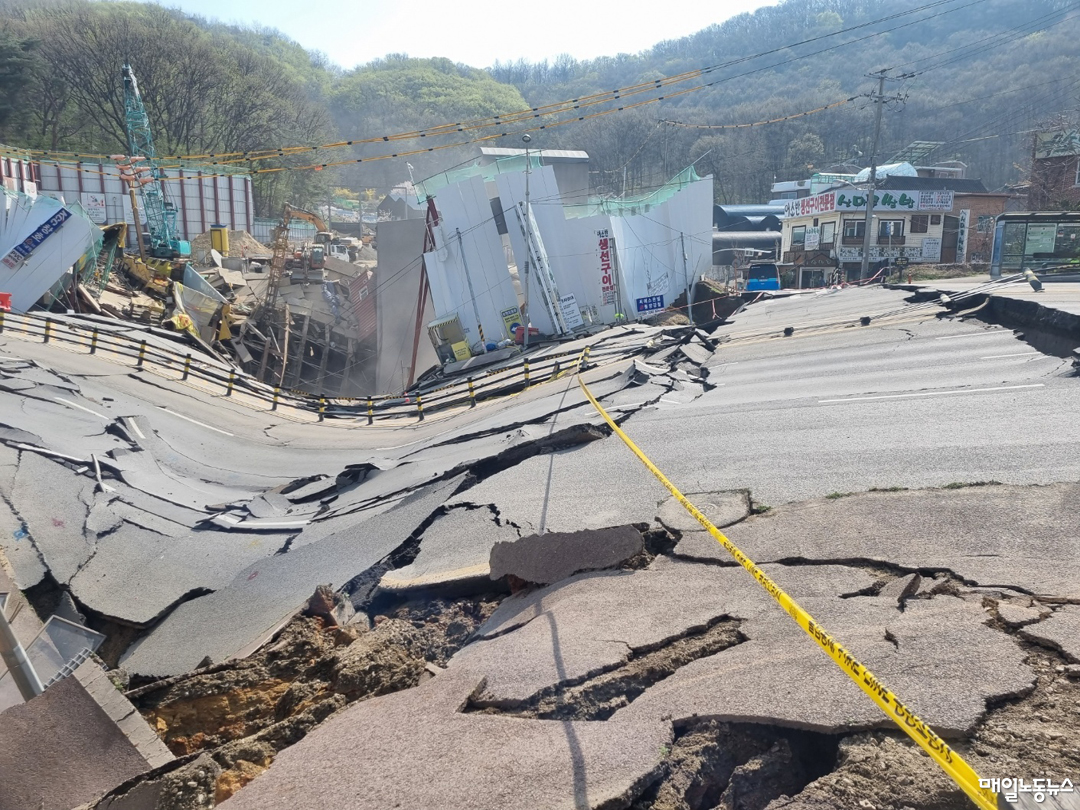 ▲ 지난 4월11일 경기도 광명시 양지사거리 부근 신안산선 복선전철 5-2공구 지하터널 공사현장과 상부 도로가 함께 붕괴하는 사고가 발생해 노동자 1명이  사망했다. <독자 제공>