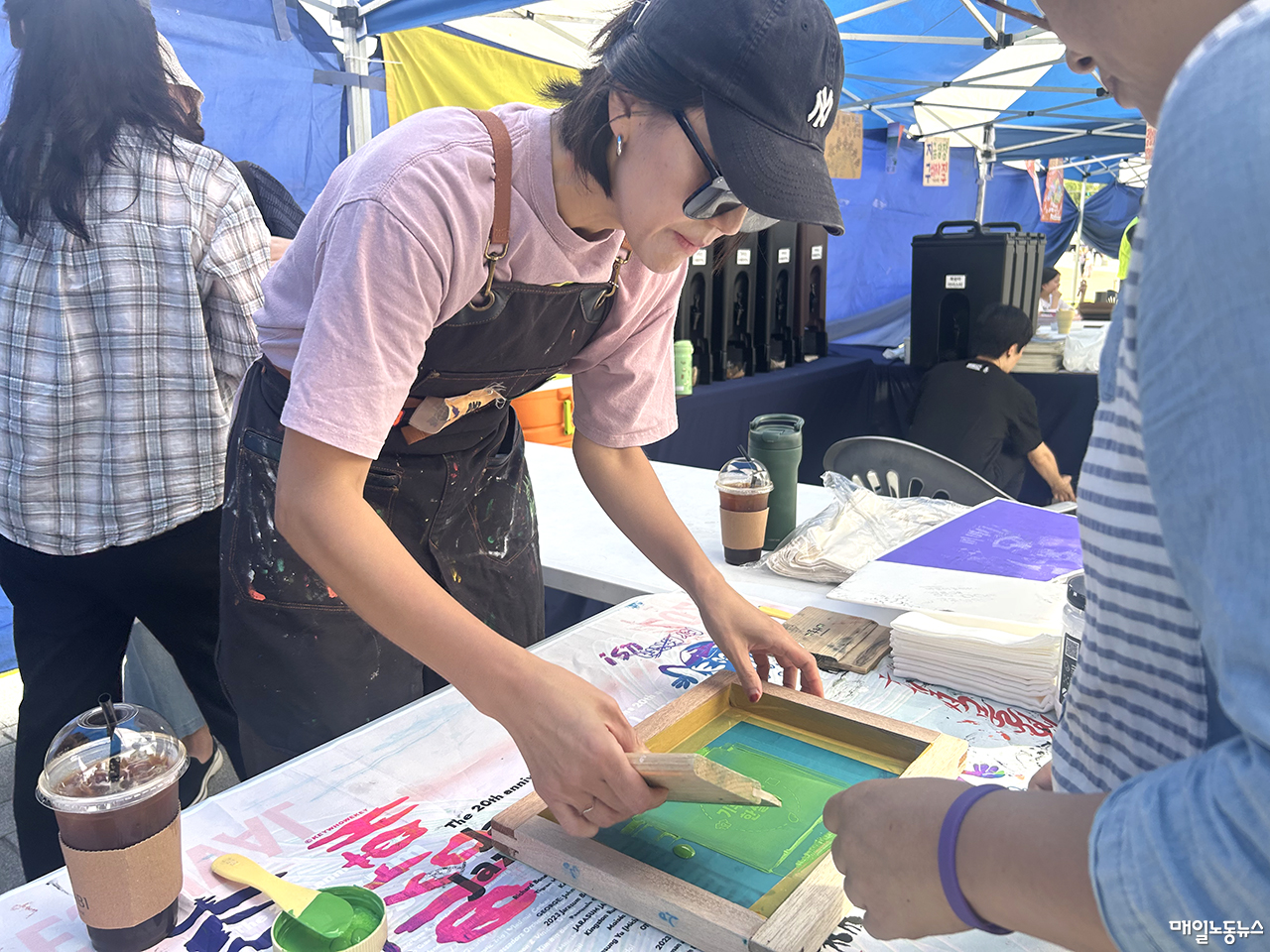 ▲ 한 시민이 한살림 부스에서 실크스크린 체험을 하고 있다. <이용준 기자>