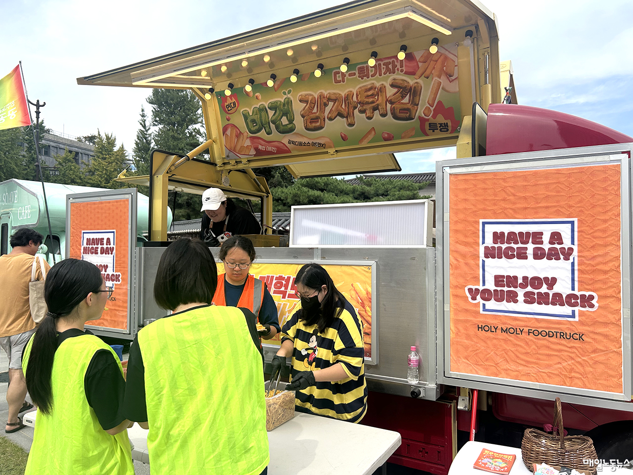▲ 비건 감자튀김을 판매하는 푸드트럭 <이용준 기자>