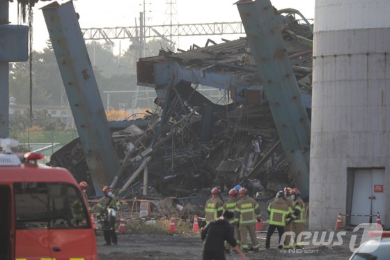 ▲ 6일 오후 울산 남구 용잠로 동서발전 울산화력발전소에서 붕괴 사고가 발생해 소방 당국이 구조 작업에 나서고 있다. 이 사고로 근로자 7명이 매몰된 것으로 추정된다.