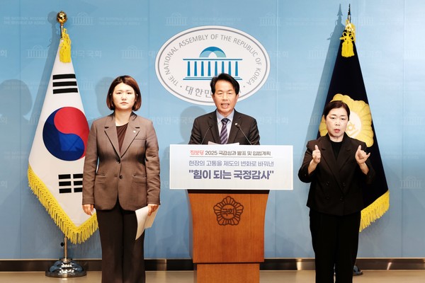 윤종오·손솔 진보당 의원이 10일 오전 국회 소통관에서 국정감사 성과를 알리고, 향후 입법 계획을 밝히는 기자회견을 하고 있다.▲ 정기훈 기자