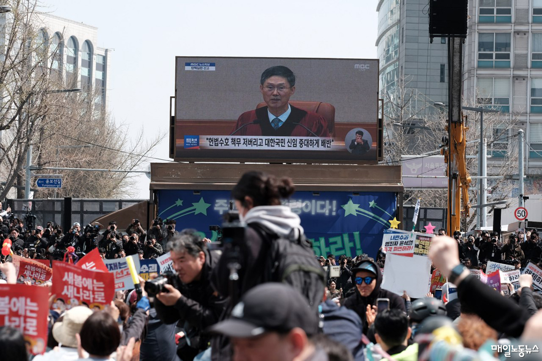 [윤석열 탄핵 1년] 회복되는 민주주의, 일터 문턱은 못 넘었다