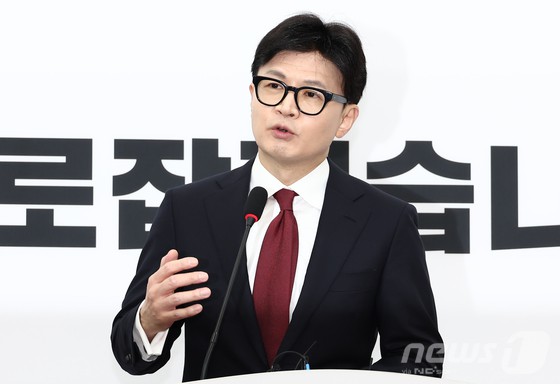▲ 한동훈 국민의힘 대표가 12일 오전 서울 여의도 국회에서 대통령 탄핵 관련 입장 발표를 하고 있다. 뉴스1