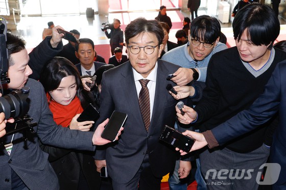 ▲ 권성동 국민의힘 원내대표가 윤석열 대통령 탄핵안 표결을 앞둔 14일 오전 서울 여의도 국회에서 열린 의원총회에 참석하기 위해 이동하고 있다. <뉴스1>