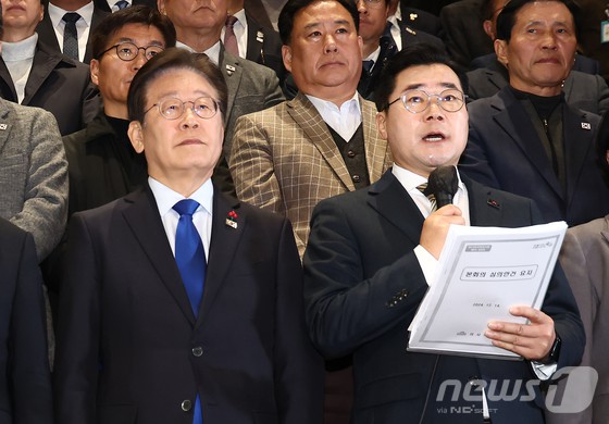 ▲ 윤석열 대통령의 탄핵안이 국회 본회의를 통과한 14일 오후 서울 여의도 국회 로텐더홀 앞에서 더불어민주당 이재명 대표를 비롯한 의원들이 입장을 밝히고 있다. <뉴스1>