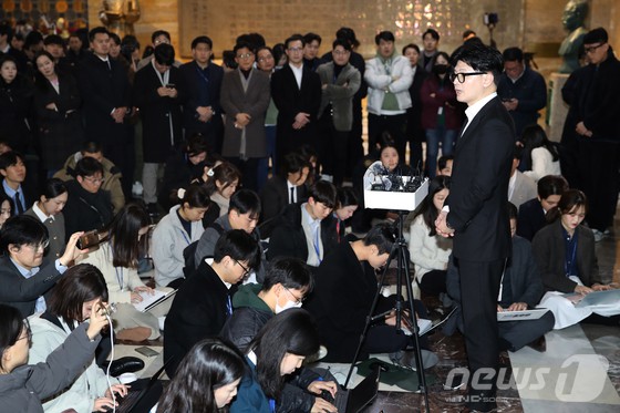 ▲한동훈 국민의힘 대표가 윤석열 대통령 탄핵안이 가결된 14일 오후 서울 여의도 국회에서 입장을 밝히고 있다. <뉴스1>