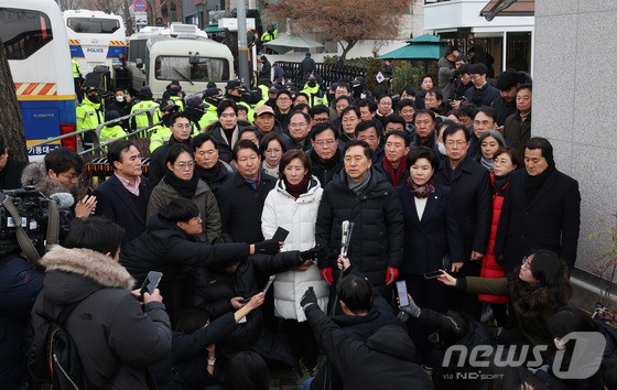 ▲ 김기현 국민의힘 의원을 비롯한 여당 의원들이 6일 서울 용산구 윤석열 대통령 관저 앞에서 입장을 밝히고 있다.