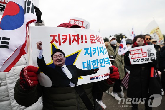 ▲ 16일 오후 내란 우두머리 혐의로 체포된 윤석열 대통령이 구금된 경기 의왕 서울구치소 앞에서 지지자들이 윤 대통령을 응원하는 피켓를 들고 있다. 윤 대통령은 건강상의 이유로 공수처 조사 일정을 거부했다.