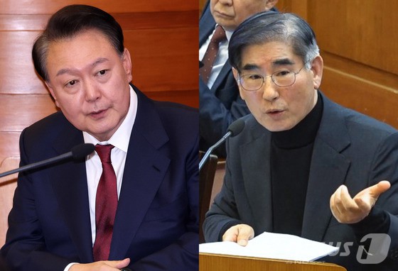 윤석열 대통령(왼쪽)과 김용현 전 국방부 장관이 23일 오후 서울 종로구 헌법재판소에서 열린 탄핵심판 4차 변론기일에 출석해 있다. (사진공동취재단/헌재 제공)