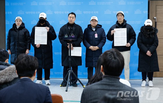 ▲ 김정현 반공청년단 단장과 단원들이 지난 9일 국회 소통관에서 반공청년단 출범 기자회견을 한 뒤 취재진 질의에 답하고 있다. 최근 윤석열 대통령 관저 인근에서 하얀 헬멧을 쓰고 관저 사수 시위를 벌인 이들은 "백골단은 반공청년단의 예하 조직"이라며 "윤 대통령을 지키고 대한민국 헌정 질서를 수호하기 위해 노력을 다할 것"이라고 밝혔다.