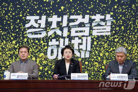 김선민 조국혁신당 대표 권한대행이 2일 서울 국회에서 정치현안 및 혁신당 주요정책방향 관련 기자간담회를 하고 있다.