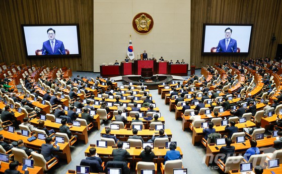 우원식 국회의장이 3일 서울 여의도 국회 본회의장에서 열린 제422회국회(임시회) 개회식에서 개회사를 하고 있다.