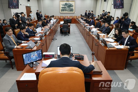 ▲ 박찬대 국회 운영위원장이 19일 오전 서울 여의도 국회에서 열린 운영위원회 전체회의에서 의사봉을 두드리고 있다.