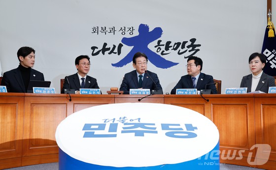 ▲ 이재명 더불어민주당 대표가 지난 21일 오전 서울 여의도 국회에서 열린 최고위원회의에 참석해 발언하고 있다.