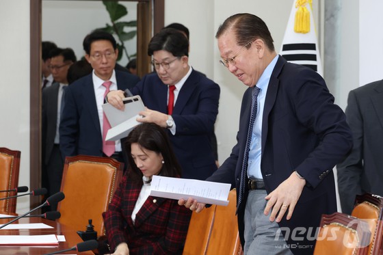 ▲ 권영세 국민의힘 비상대책위원장과 권성동 원내대표 등이 10일 오전 서울 여의도 국회에서 열린 비상대책위원회의에 참석하고 있다.