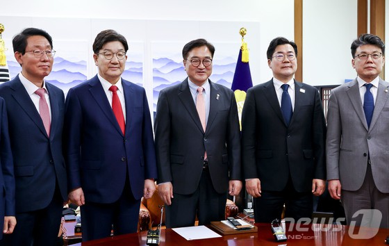 우원식 국회의장과 권성동 국민의힘 원내대표, 박찬대 더불어민주당 원내대표가 10일 서울 여의도 국회 의장실에서 열린 국회의장 주재 국정협의회에 앞서 기념촬영을 하고 있다. (공동취재)