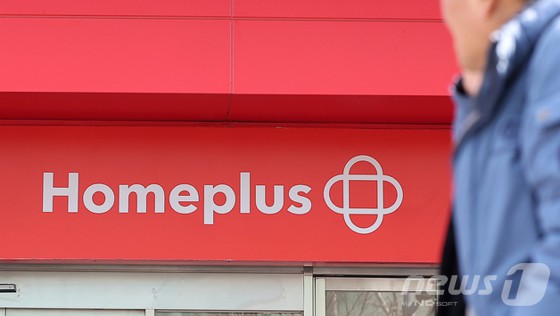기업회생절차를 진행 중인 홈플러스가 ‘홈플런’ 세일 종료 후 13일부터 26일까지 ‘앵콜 홈플런’ 등 인기 상품 위주의 추가 할인행사를 이어가며 현금 확보에 나섰다. 업계에서는 미정산 우려로 인한 납품사 이탈과 판매 물품 부족을 방지하기 위한 조치로 분석하고 있다.  사진은 이날 서울 시내 한 홈플러스 매장 입구에 설치되어 있는 할인행사 안내문.