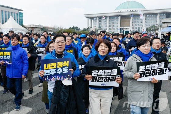 ▲ 박찬대 더불어민주당 원내대표와 한정애, 전현희 의원 등이 16일 서울 여의도 국회에서 내란수괴 윤석열 파면 촉구 국회의원 도보행진을 하며 광화문으로 향하고 있다.