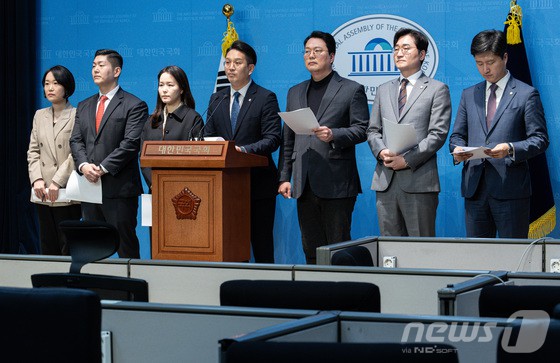 ▲ 전용기 더불어민주당 의원을 비롯한 의원들이 23일 오전 서울 여의도 국회 소통관에서 '더 나은 연금개혁을 요구하는 국회의원' 긴급 기자회견을 하고 있다.