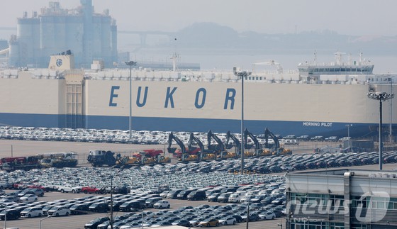 도널드 트럼프 미국 대통령이 '해방의 날'로 부르는 미국의 상호관세 계획 발표를 앞둔 1일 오전 경기 평택시 포승읍 평택항 자동차전용부두에 수출용 차량들이 세워져 있다.