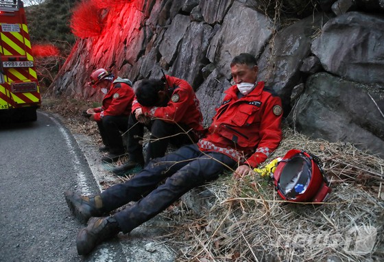 경남 산청·하동 산불 일주일째인 27일 오후 지리산과 인접한 산청군 시천면 동당마을 일대에서 산청군 소속 산불진화대원들이 산불 진화 작업 중 지쳐 잠들어 있다.