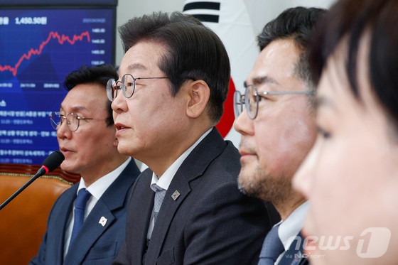 이재명 더불어민주당 대표가 4일 서울 여의도 국회에서 헌법재판소의 윤석열 대통령 파면 결정에 대한 입장을 밝히고 있다.